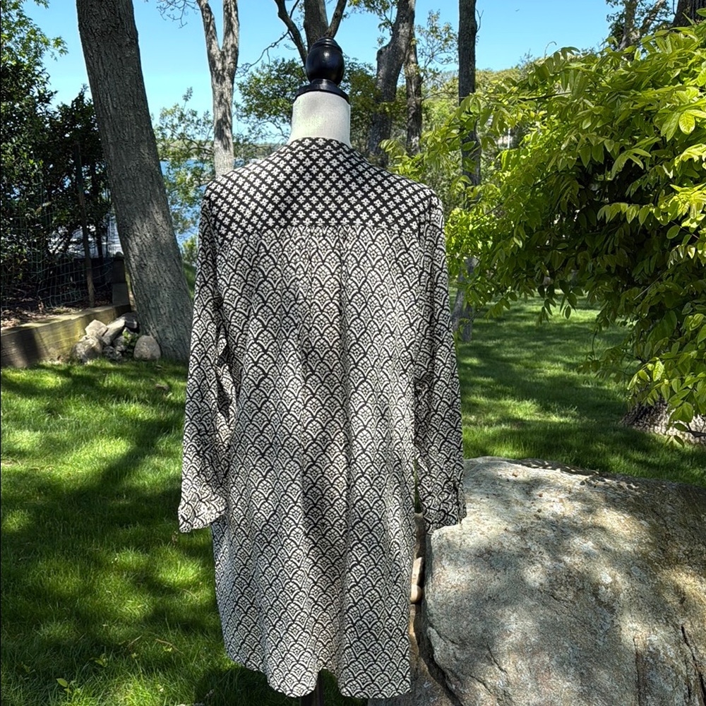 Black and White Patterned Button-Up Dress - Picture 4 of 7